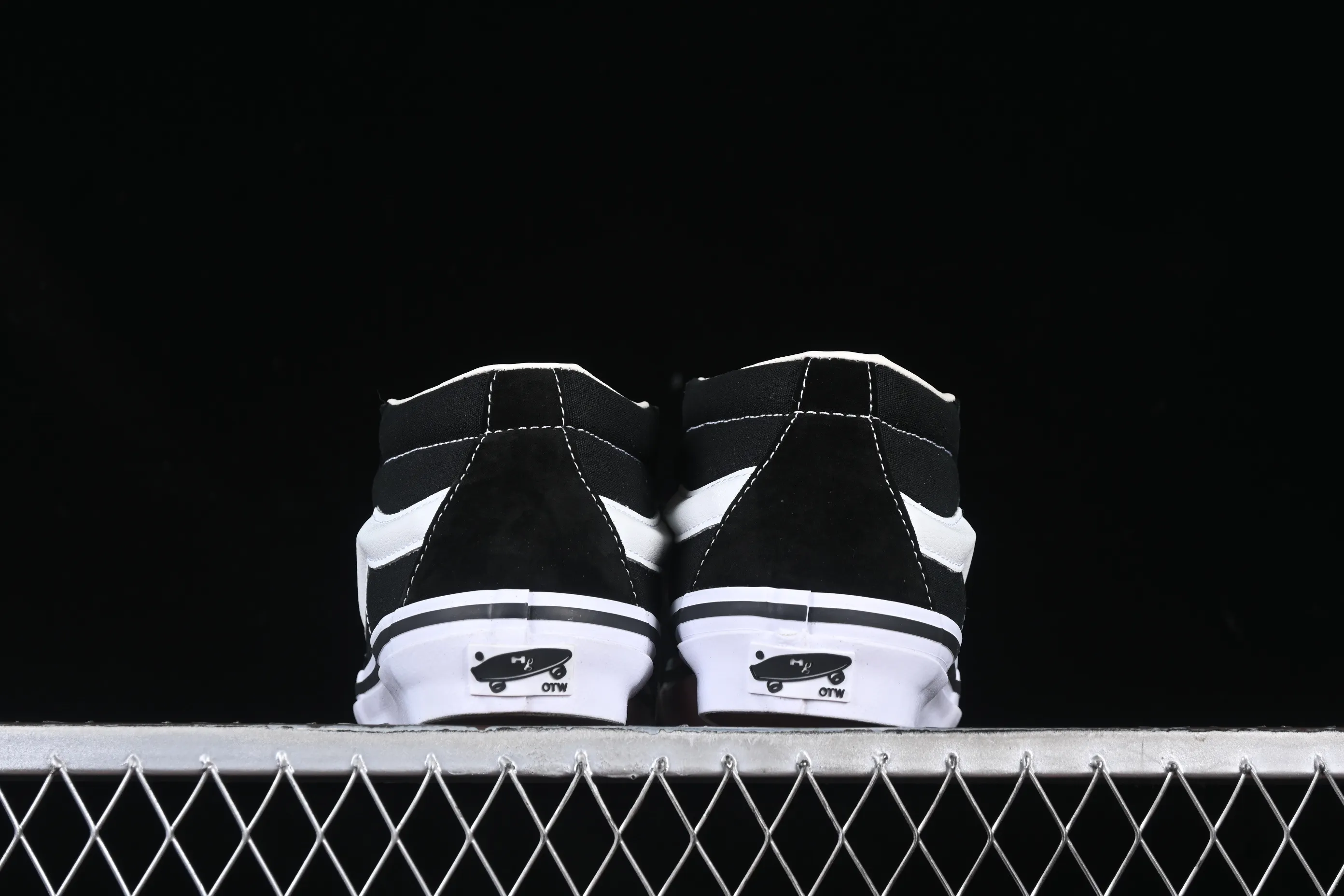 All categories Vans Vans series Vans Mid Vans China HommeGirls x Vans Sk8-Mid Fashionable and versatile mid-top casual vulcanized sneakers VN000NBNCJK